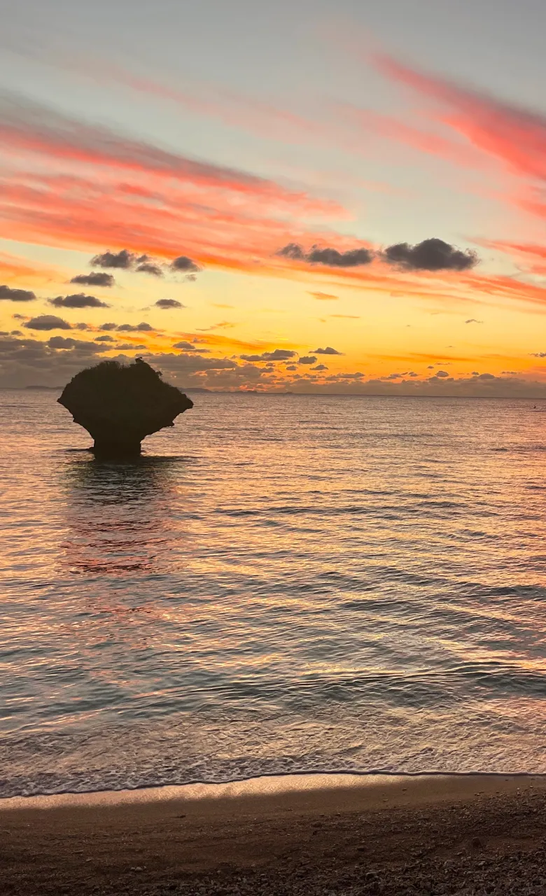 沖縄の夕日が綺麗なビーチ